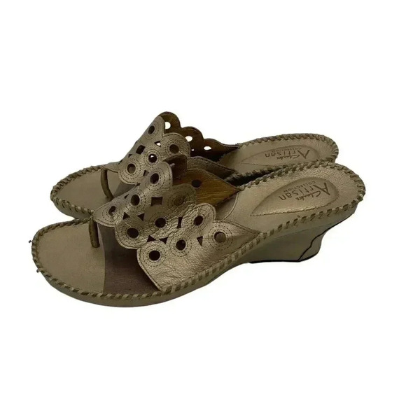 Clarks Artisan Size 9 M Leather Cut Out Thong Style Wedges Sandals Metallic Gold - Picture 1 of 9